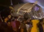 Самолет се разцепи на две на писта в Индия, има жертви и ранени