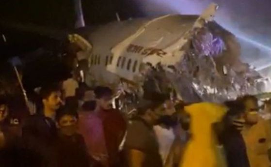 Самолет се разцепи на две на писта в Индия, има жертви и ранени