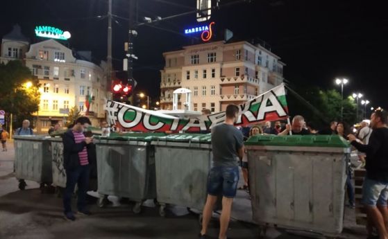 Протестиращите затвориха отново Орлов мост. Футболните фенове се присъединиха към искането за оставка (видео)