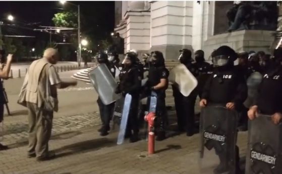 3:20 ч: Велислав Минеков държи реч пред полицейски отряд до Ректората (видео)