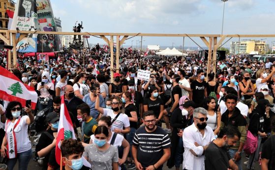 Хиляди протестират в Ливан срещу правителството, полицията откри огън