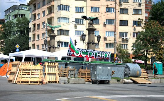 Блокадите на протеста на трите кръстовища в София остават