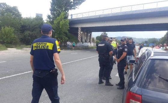 Полицията спря за два часа протестен автопоход под предлог проверка за глоби (видео)