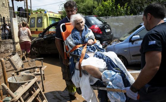 Мощна буря помете гръцкия остров Евбея, удави бебе, баба му, дядо му и още двама възрастни