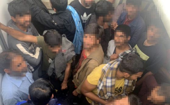 В Словения хванаха български бус с 43 нелегални мигранти
