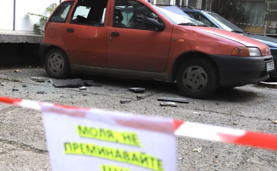 Плоча от сградата на НАП смачка кола в София