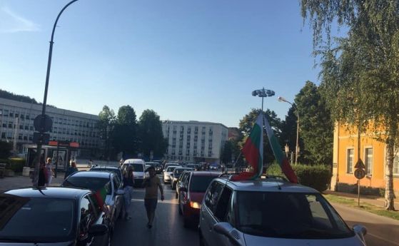Протестно автошествие по улиците на Габрово