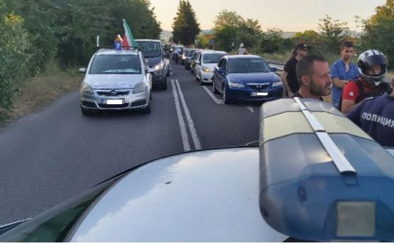 Километрично задръстване по магистрала Тракия, протестно автошествие минава с 50 км/ч