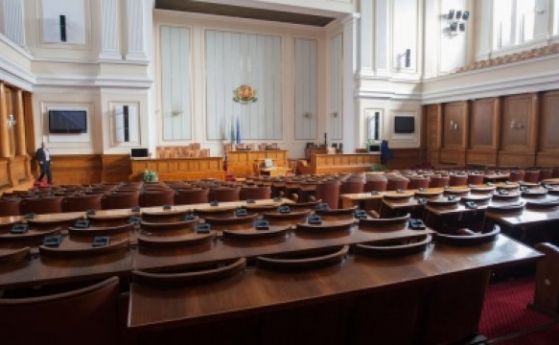Парламентът не събра кворум, ГЕРБ и Патриотите бойкотират извънредното заседание