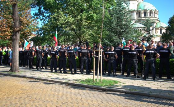 Двоен кордон полицаи пази парламента (видео, галерия)