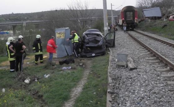Влак удари кола на прелез. Пострадаха две жени