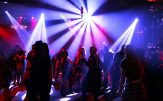 Испания затваря нощните клубове заради COVID-19