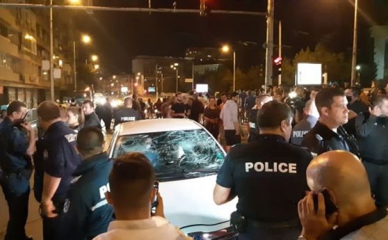 Трима арестувани за счупеното стъкло на автомобила, опитал да прегази протестиращи