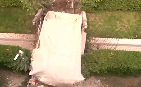 Камион се заби в терасата на жилищен комплекс във Варна