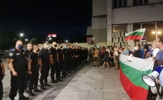 Напрежение на протеста в Пловдив, не пуснаха протестиращите да излязат на булевард