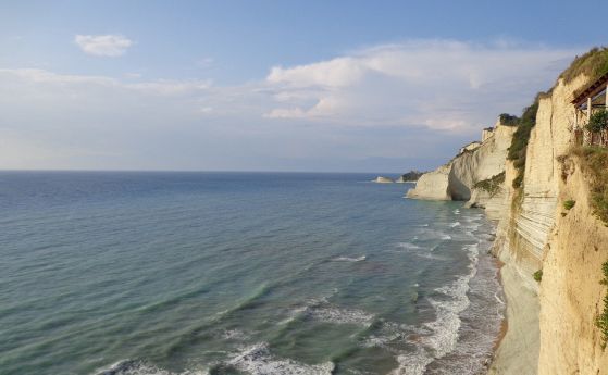 Северен Кипър ще заселва изоставения курорт Вароша, от който бяха изгонени 30 000 гърци