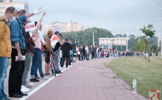 13-километрова жива верига в Минск в знак на протест срещу Лукашенко