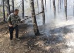 Областният управител на Хасково твърди, че пожарът в Сакар е локализиран, пожарникарите не са съгласни