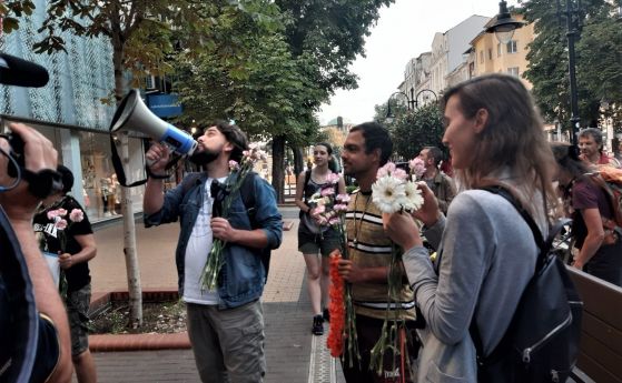 Нова акция: Цветя за областния управител на София, нарекъл протестиращите ''изроди'' (видео)