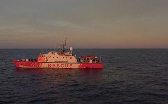 Спасителният кораб Луиз Мишел с туит за помощ, мигрант починал на борда
