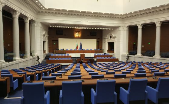Показаха новата пленарна зала. Журналистите изолирани от депутатите в новия парламент (галерия, видео)