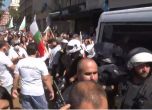 Протестът блокира полицейски бус на ул. Леге, в който има задържан