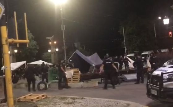 Полицията разруши палатковия лагер на Орлов мост (видео)