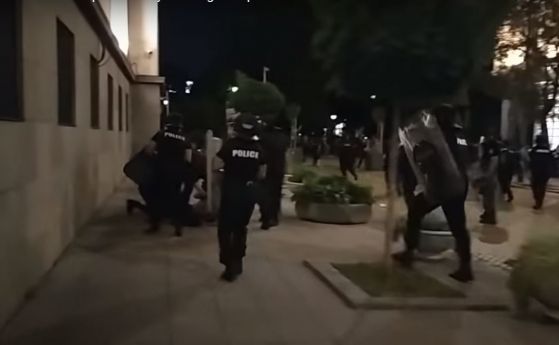 Разтърсващи кадри от арестите от снощния протест на датски журналист (видео)