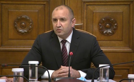 Защо полицаите имаха боксове? Защо не се намесиха? Защо по униформите имаше нерегламентирани емблеми?