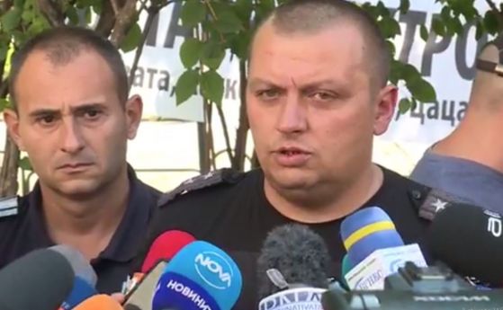 Полицията арестува водни пистолети на протеста (снимки)