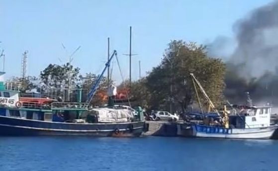 Пожарът на пристанището в Несебър е изгасен (видео)