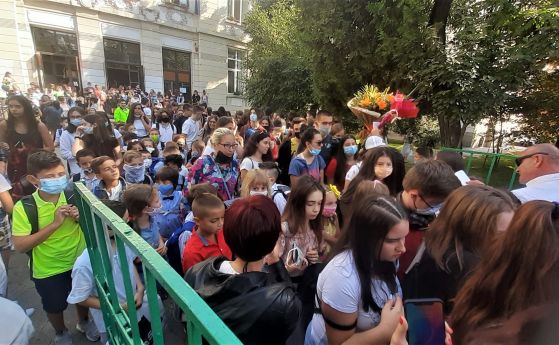 15 септември в най-голямото българско училище: дистанцията невъзможна, родители против маски за малките ученици
