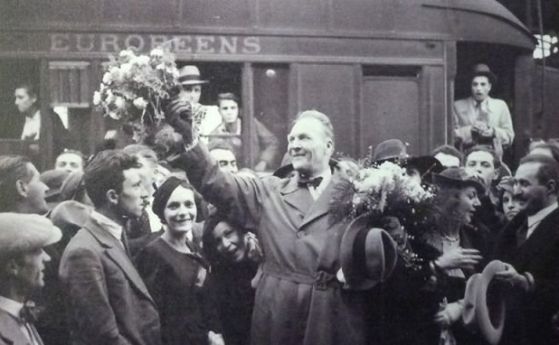 Годината е 1934, световният бас Фьодор Шаляпин вечеря в 'Широката механа'