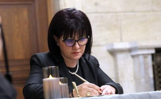 Караянчева обвини Пирински за ограниченията за журналисти в парламента