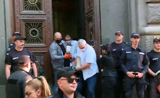 Блокада на парламента. Извеждат майките от 'Системата ни убива' (видео)