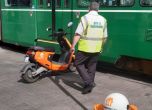 Разносвач с мотопед ударен от трамвай на площад Славейков