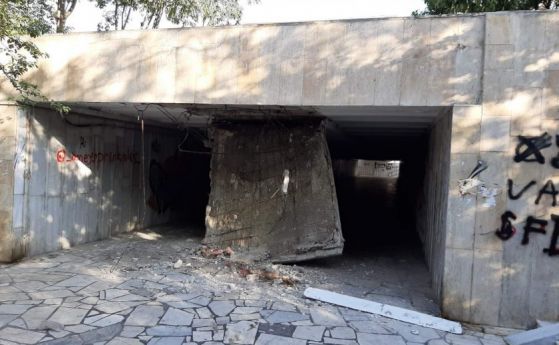 Срути се таванът на подлез до Делфинариума във Варна