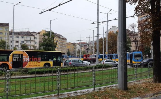 Трамвай блокира движението на Руски паметник