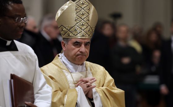Кардинал във Ватикана подаде оставка заради скандал с имоти и църковни пари