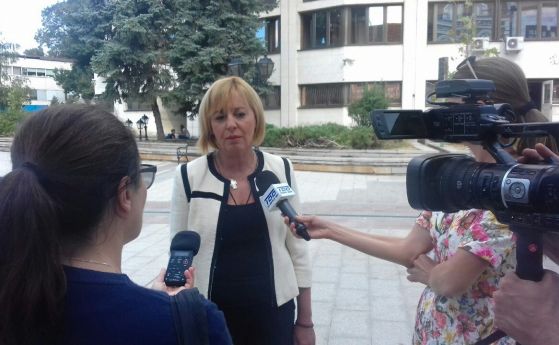 Манолова: Ключът към решаването на проблемите в България е повишаването на доходите