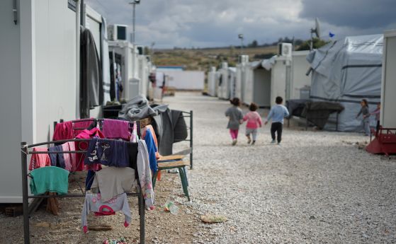Първи смъртен случай от COVID в мигрантски лагер в Гърция
