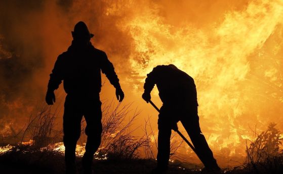 Втори ден продължава пожарът в Хасковско