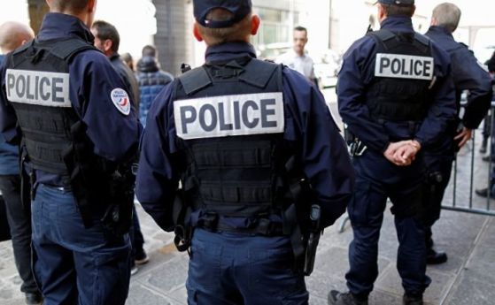 Двама полицаи са ранени при стрелба късно снощи близо до Париж