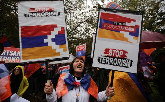 Арменци излязоха на протест пред посолството на Азербайджан в София