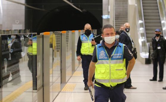 Носят ли предпазни маски пътниците в метрото