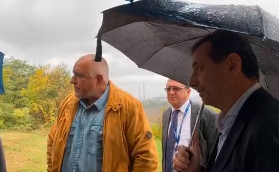 Борисов събра министри и синдикати в поле под дъжда (снимки)
