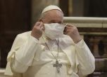 Папата си сложи маска за първи път по време на служба