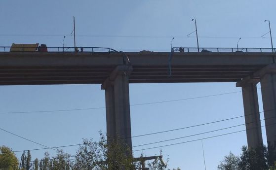 Камион падна от Аспаруховия мост, шофьорът е починал