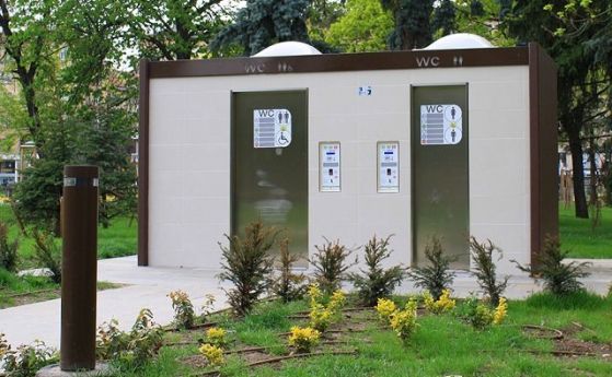 Дневник: И Варна си е купила златни тоалетни по 12 хил. евро кв. м