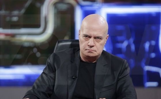 Слави: Борисов се държи като обидена манекенка, не като премиер